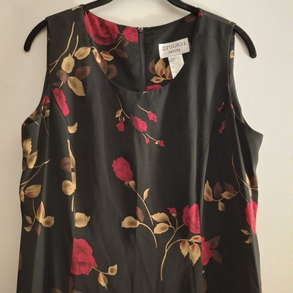 Studio I Women's Sleeveless Sheath Dress with Black And Red Floral Design - Picture 2 of 7